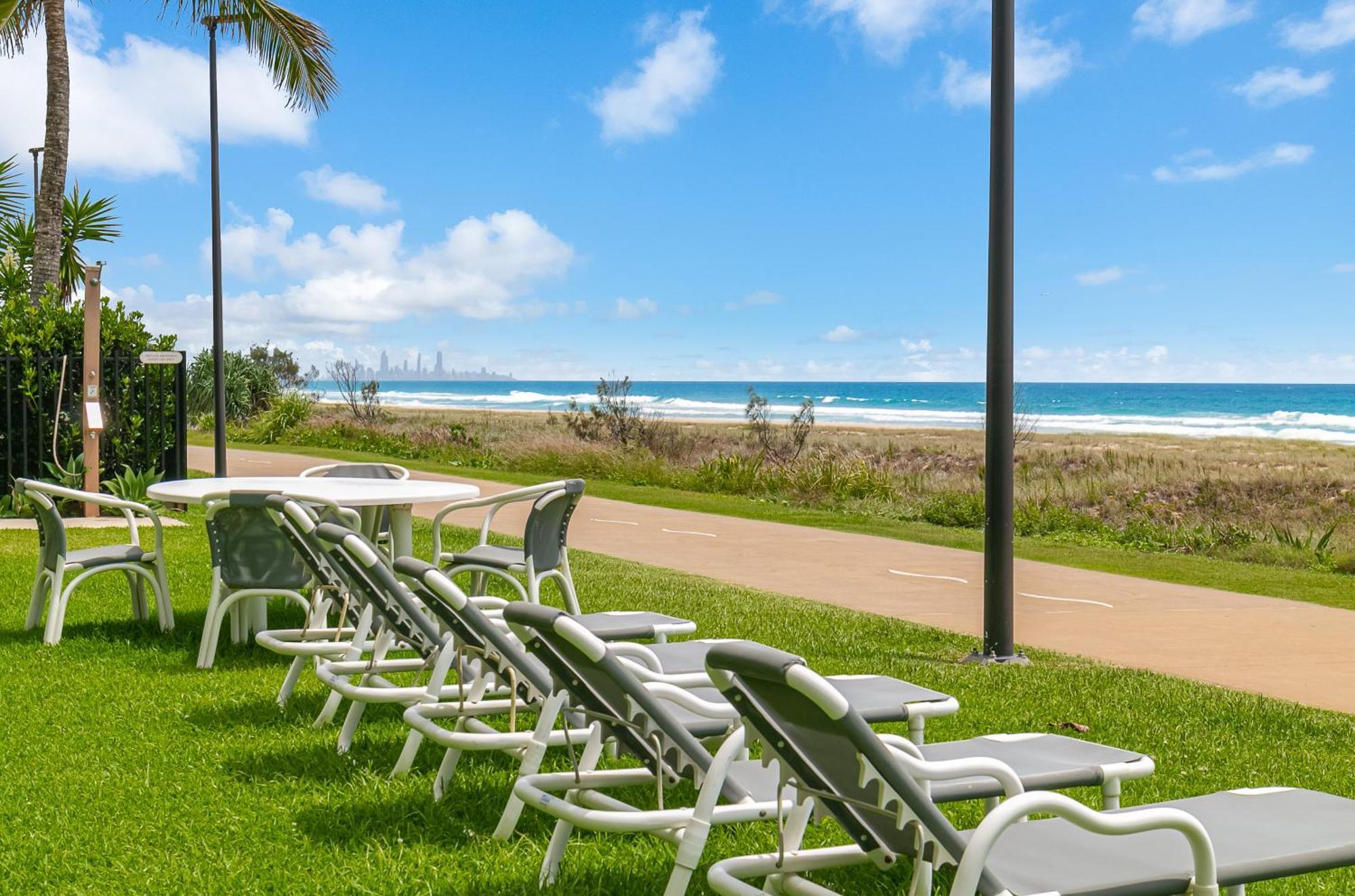 Oceanside Resort - Absolute Beachfront Apartments Gold Coast Bagian luar foto