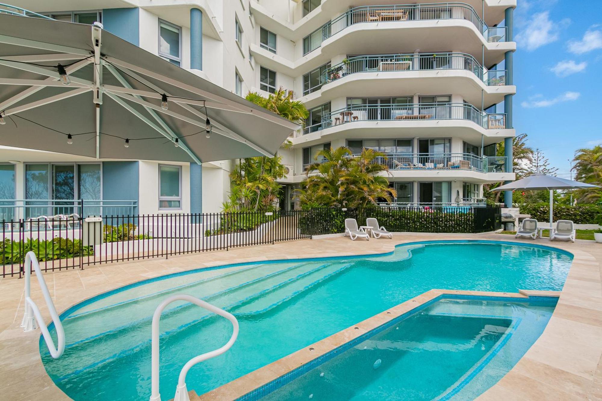 Oceanside Resort - Absolute Beachfront Apartments Gold Coast Bagian luar foto