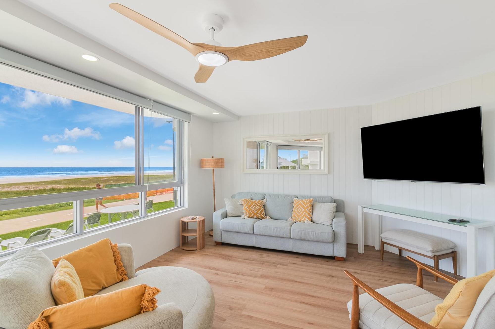 Oceanside Resort - Absolute Beachfront Apartments Gold Coast Bagian luar foto