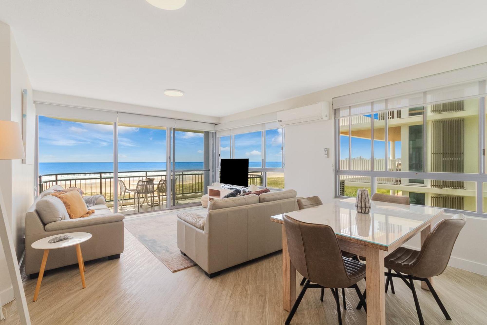 Oceanside Resort - Absolute Beachfront Apartments Gold Coast Bagian luar foto