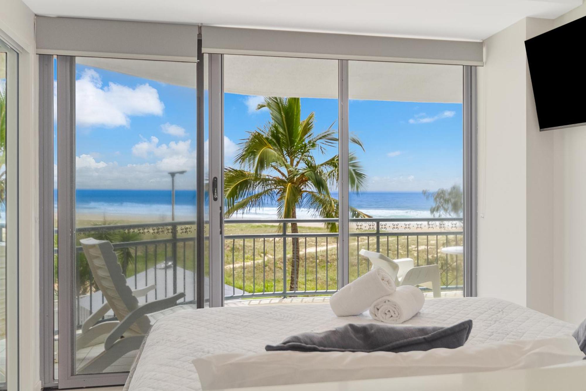 Oceanside Resort - Absolute Beachfront Apartments Gold Coast Bagian luar foto