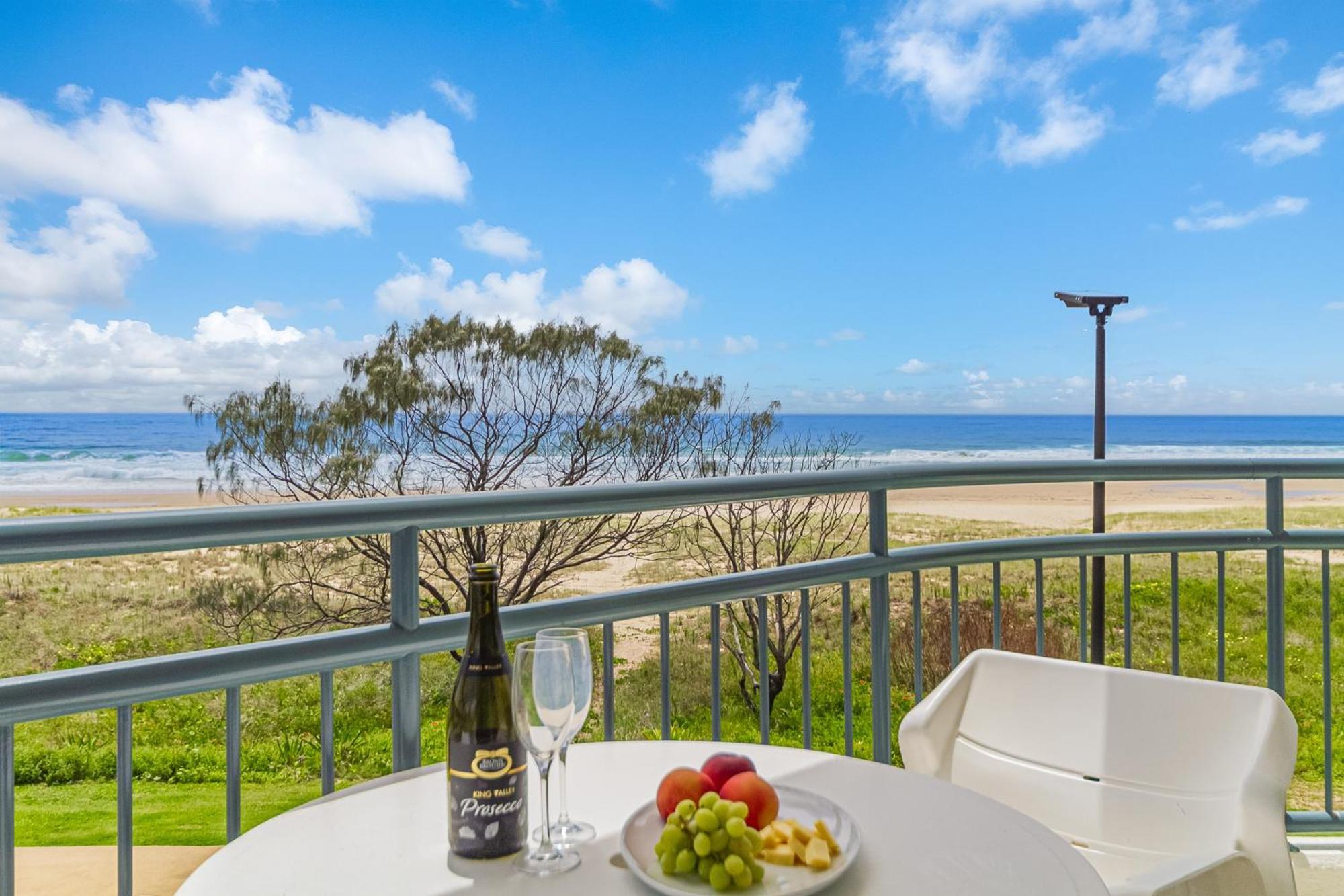 Oceanside Resort - Absolute Beachfront Apartments Gold Coast Bagian luar foto