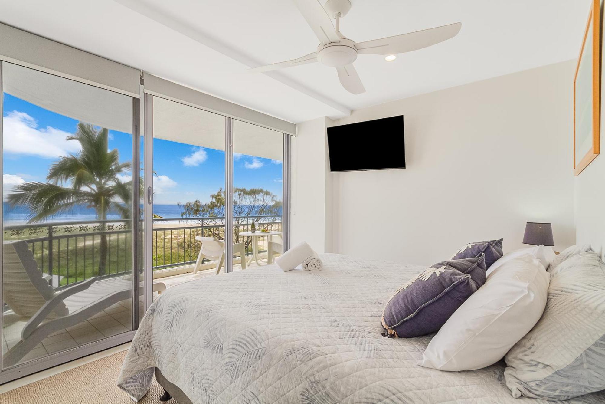 Oceanside Resort - Absolute Beachfront Apartments Gold Coast Bagian luar foto
