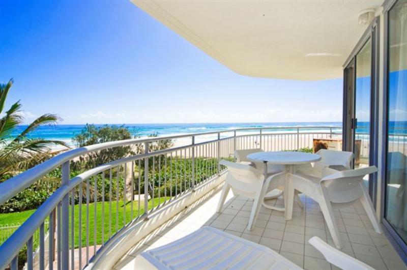 Oceanside Resort - Absolute Beachfront Apartments Gold Coast Bagian luar foto