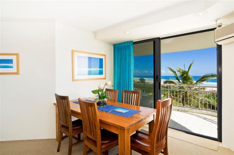 Oceanside Resort - Absolute Beachfront Apartments Gold Coast Bagian luar foto
