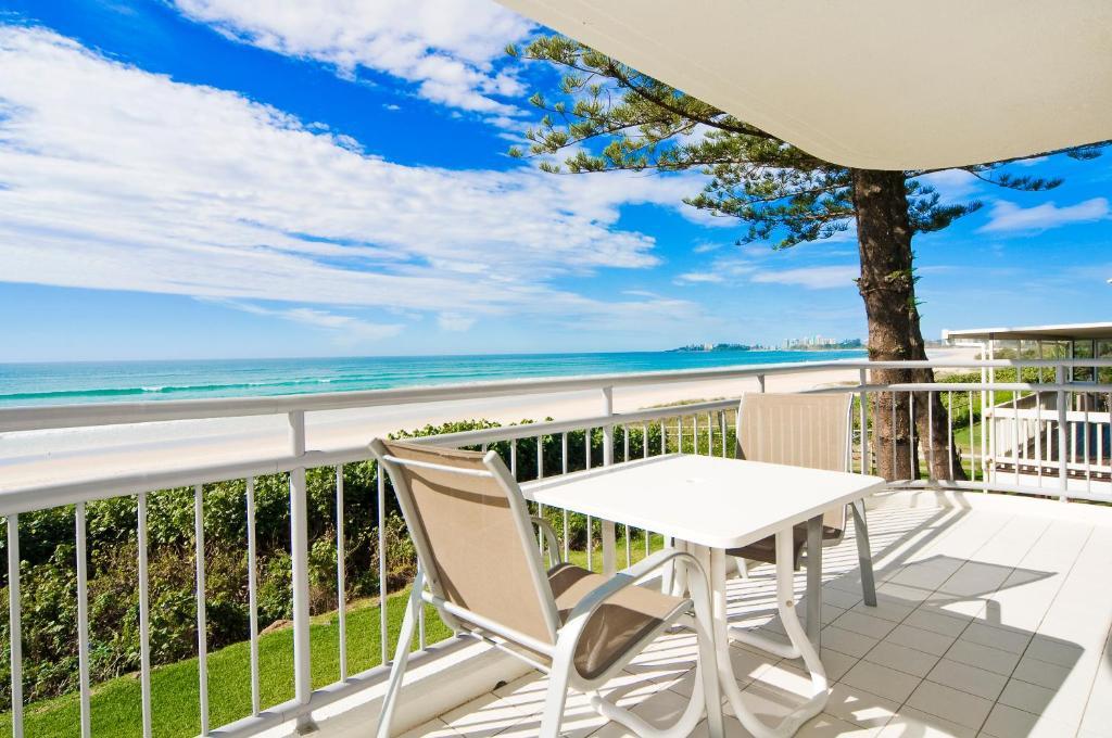 Oceanside Resort - Absolute Beachfront Apartments Gold Coast Bagian luar foto